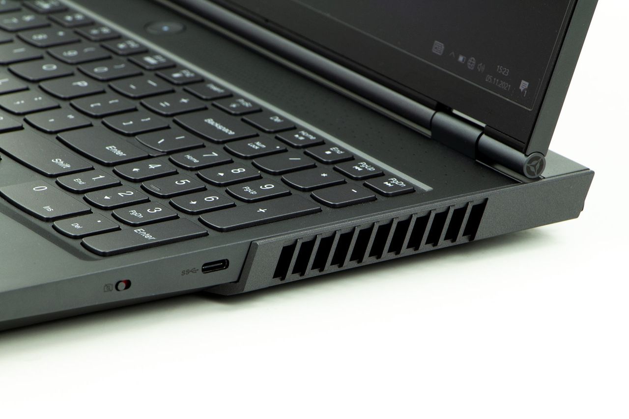 Lenovo Legion 7 z 2021 roku - porty po prawej