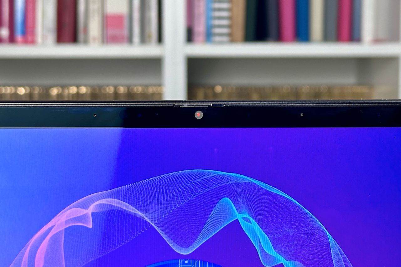 MSI Summit A16 AI+ - kamerka zamknięta