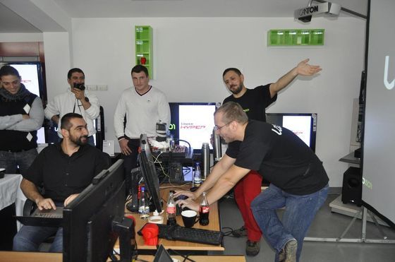 redakcja portalu Lab501 podczas pr&oacute;b podkręcania pamięci RAM