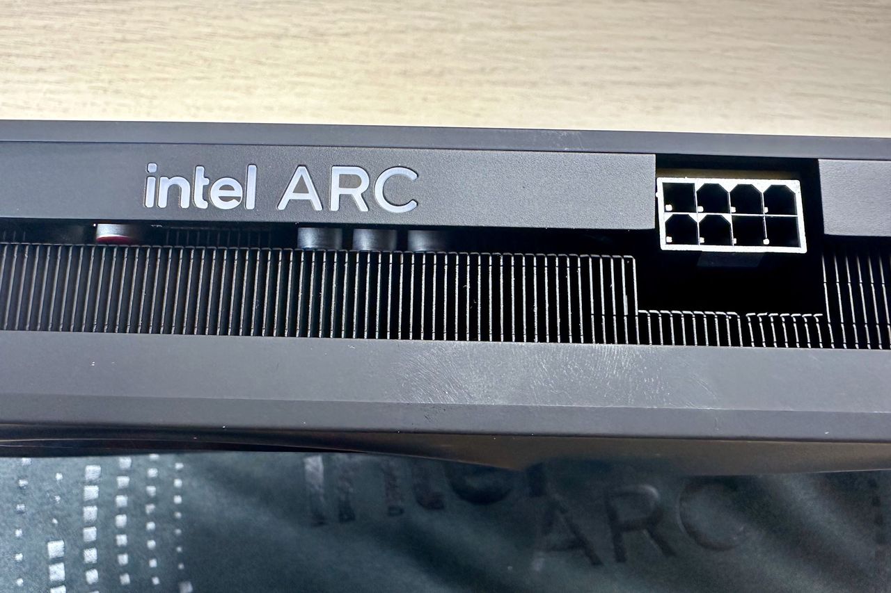 Intel ARC B580 Limited Edition - złącze zasilające