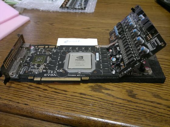 Karta graficzne GeForce GTX 285 z podłączoną płytką EVGA EPower Board