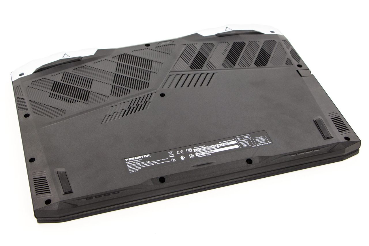 Acer Predator Helios 300 - widok od spodu