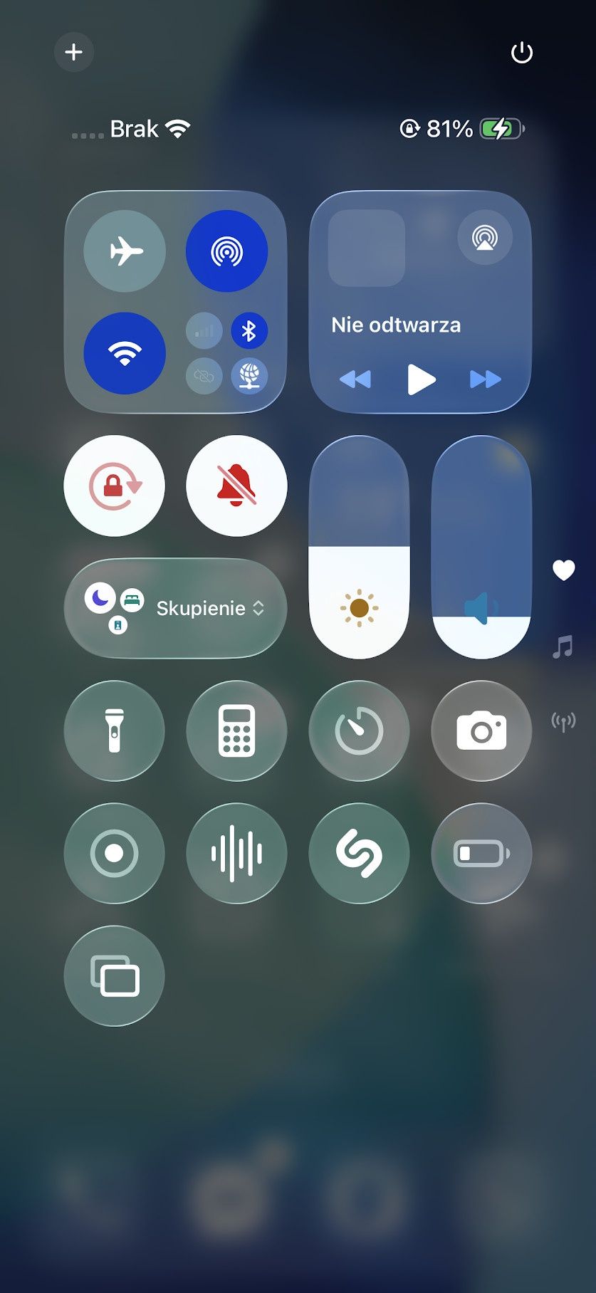 iOS 26 Beta 2 (po lewej) i Beta 1 (po prawej)