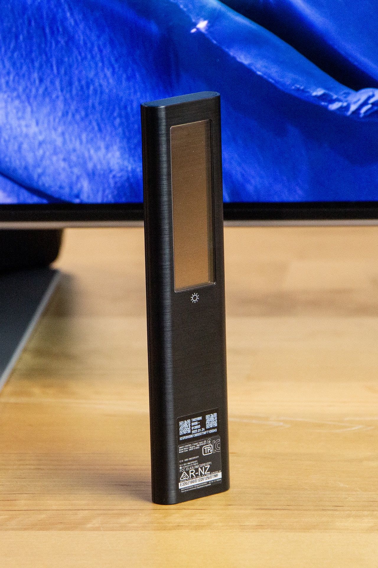 Samsung Neo QLED QN95B - pilot z tyłu