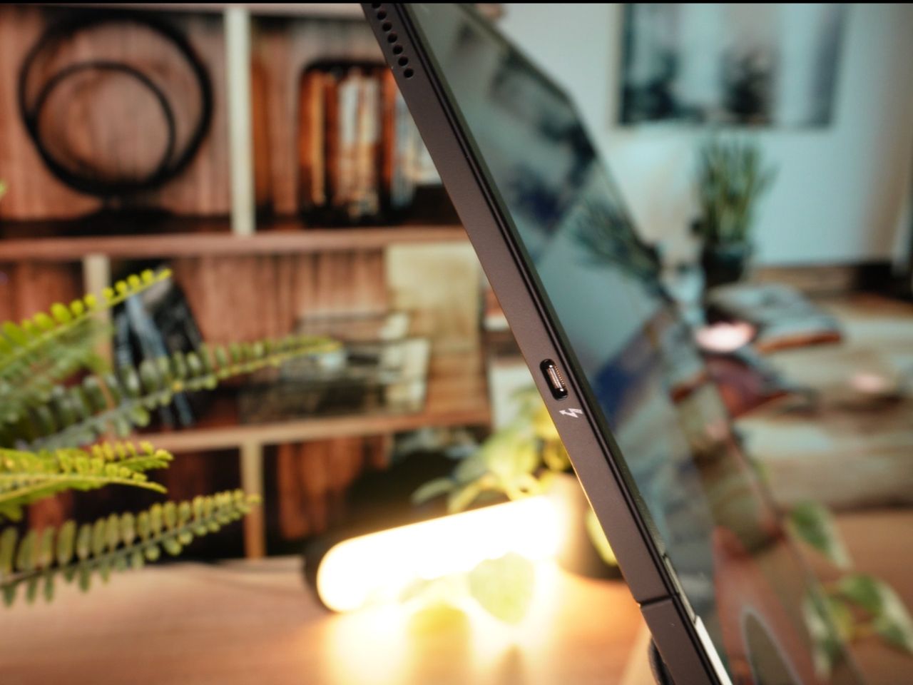 Lenovo ThinPad X1 Fold 16 - złącze USB-C z thunderbolt