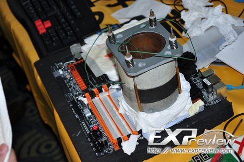 platforma testowa do bicia rekordowego taktowania karty graficznej Zotac GTX 560 Ti