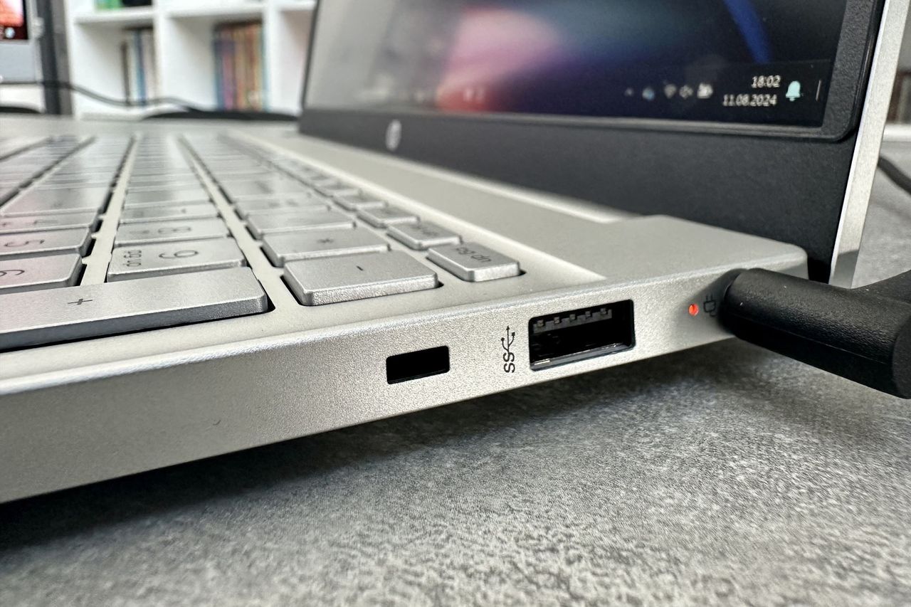 HP Pavilion 15 - złącza po prawej