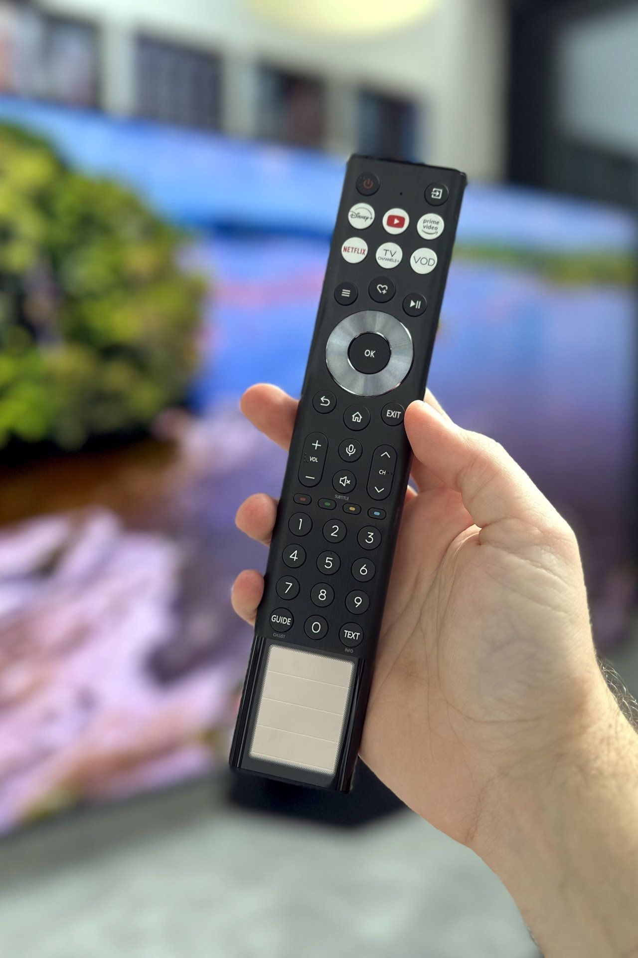 Hisense MiniLED U8Q - pilot przód