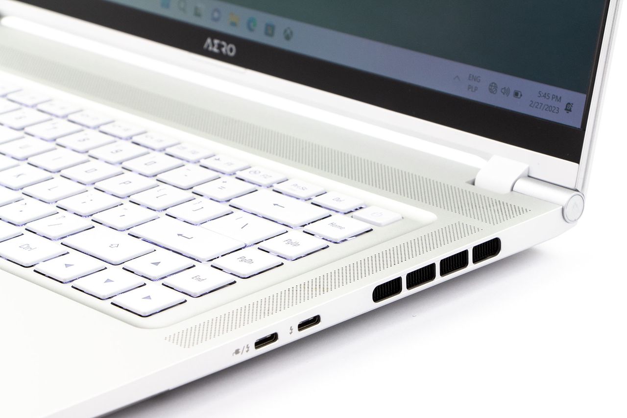 Gigabyte AERO 16 OLED - złącza z prawej