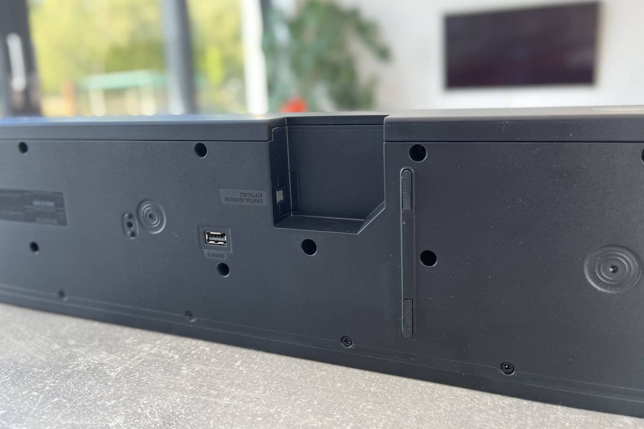 Samsung HW-Q990B - złącze optyczne i USB