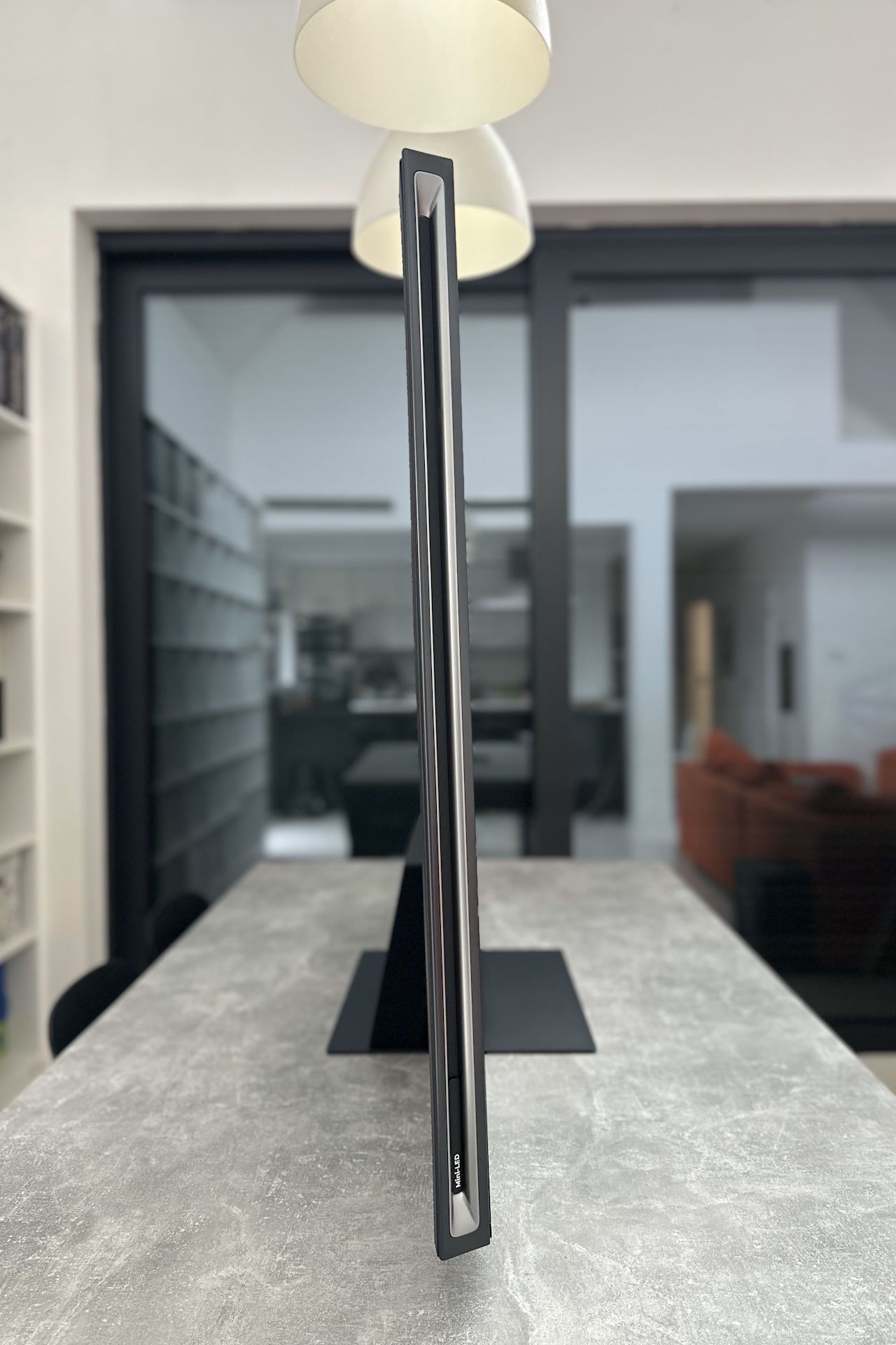 Hisense ULEX X 65UXKQ - z boku