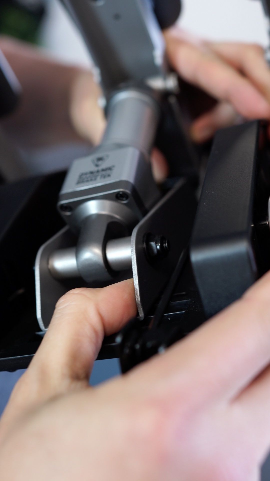Turtle Beach VelocityOne Race - regulacja pozycji hamulca
