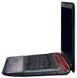 Toshiba Qosmio X770 - z boku
