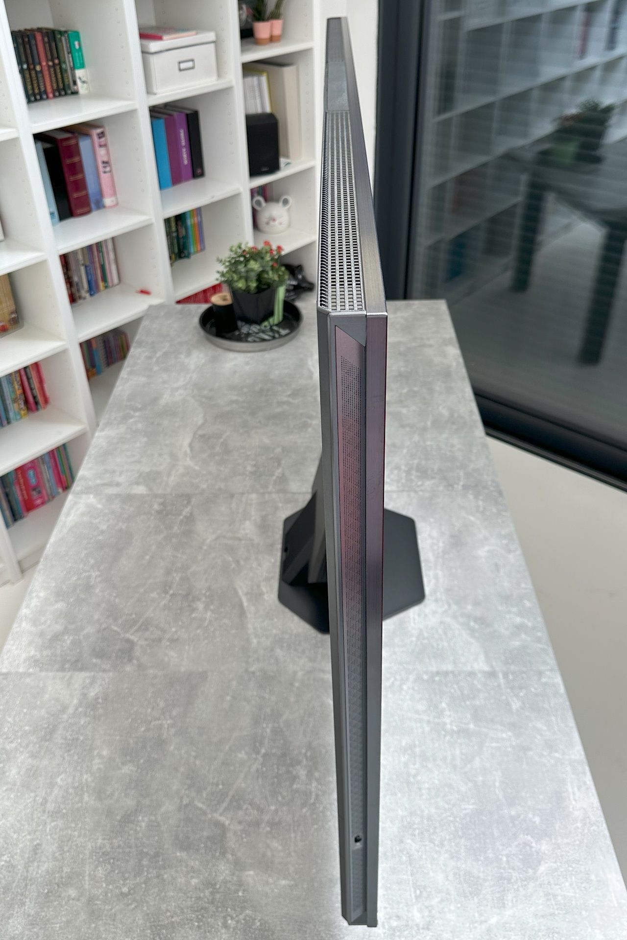 Hisense MiniLED U8Q - z boku