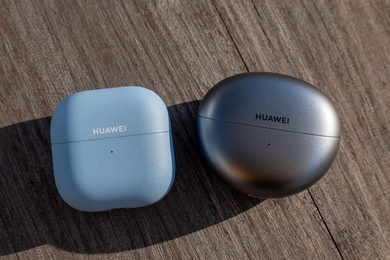 Porównanie z etui Huawei FreeClip