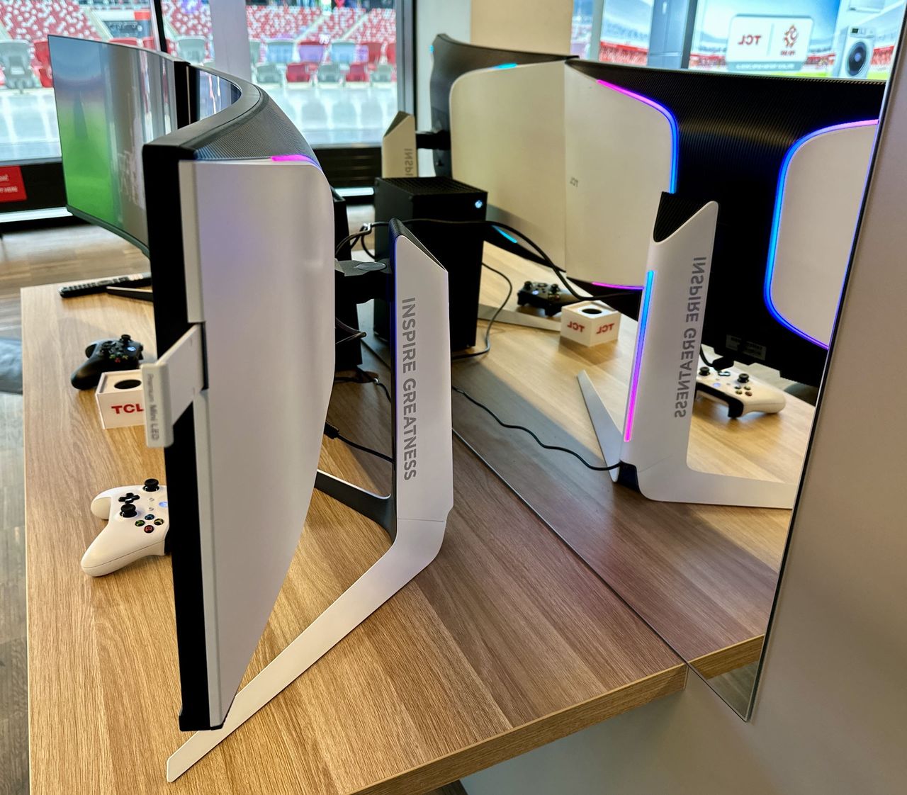 TCL monitory tył