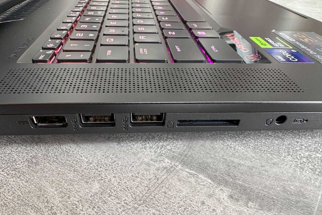 MSI Titan GT77 HX 13V - złacz po lewej