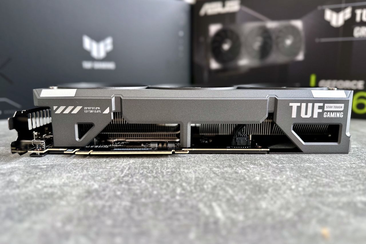 ASUS GeForce RTX 5060 Ti TUF Gaming OC TUF Gaming OC- spód