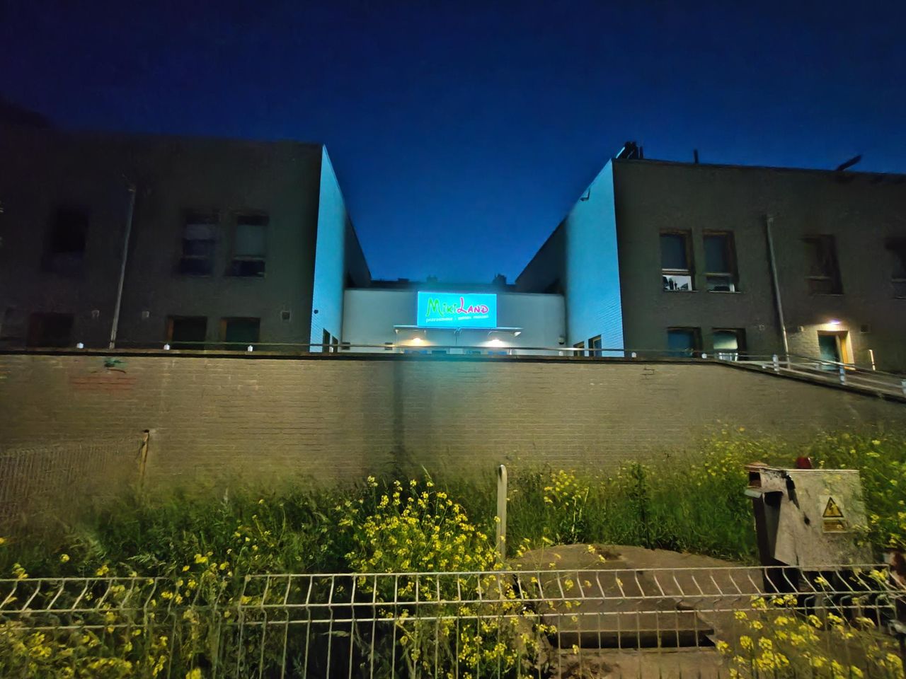 Zdjęcia nocne z aparatu ultraszerokokątnego Honor 600