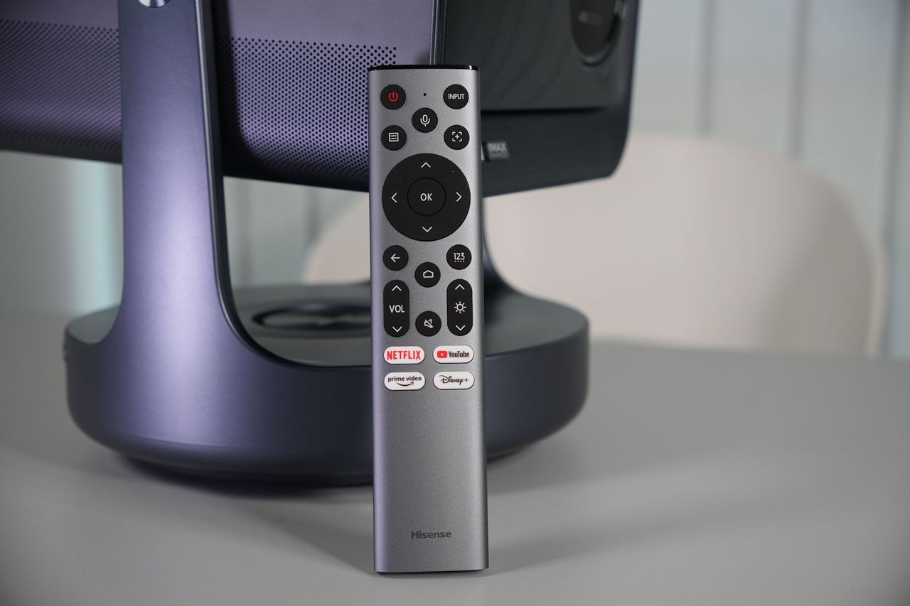 Hisense C2 Ultra - spodświetlenie pilota