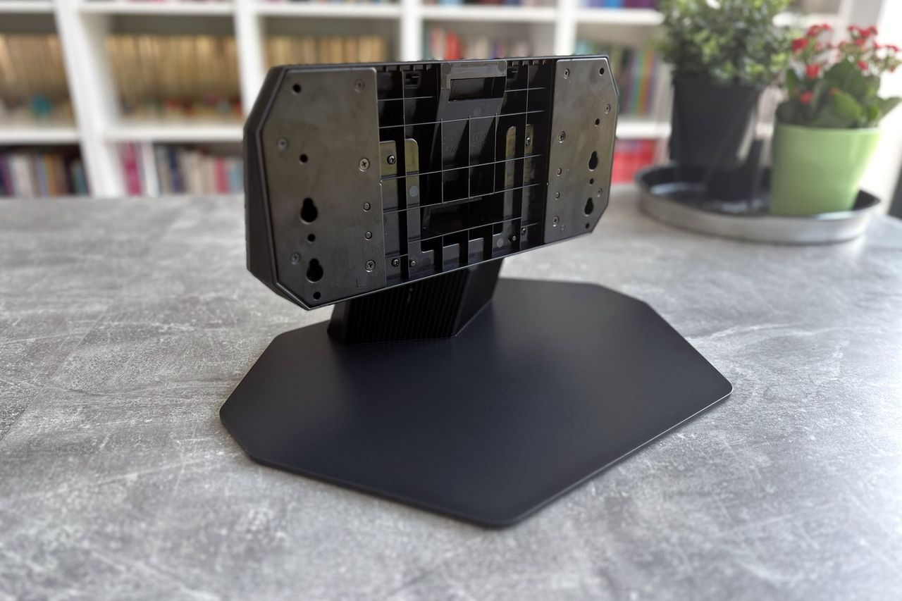 Hisense MiniLED U8Q - podstawka z tyłu