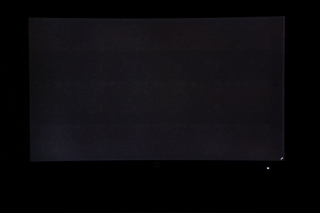HP X27QC - zdjęcie w ciemności