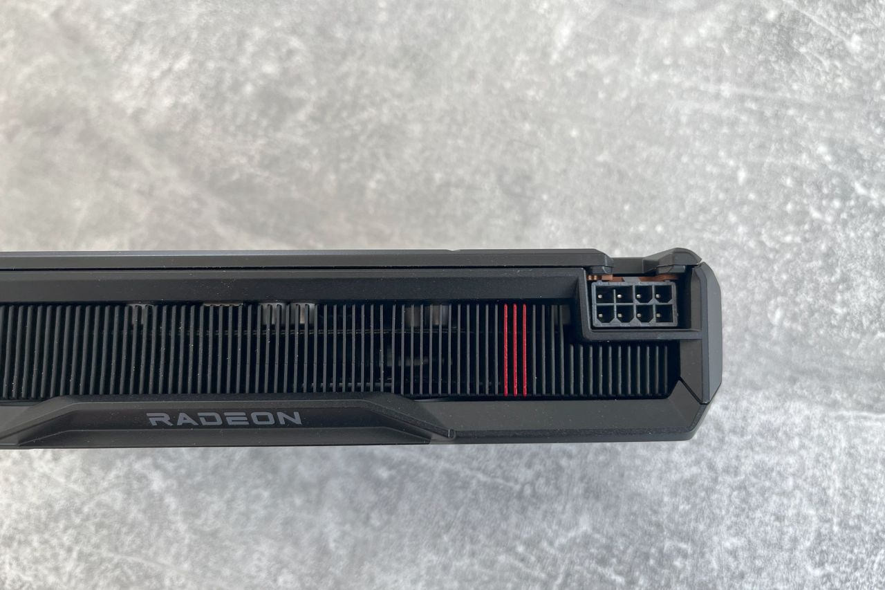 AMD Radeon RX 7600 - złacze zasilania