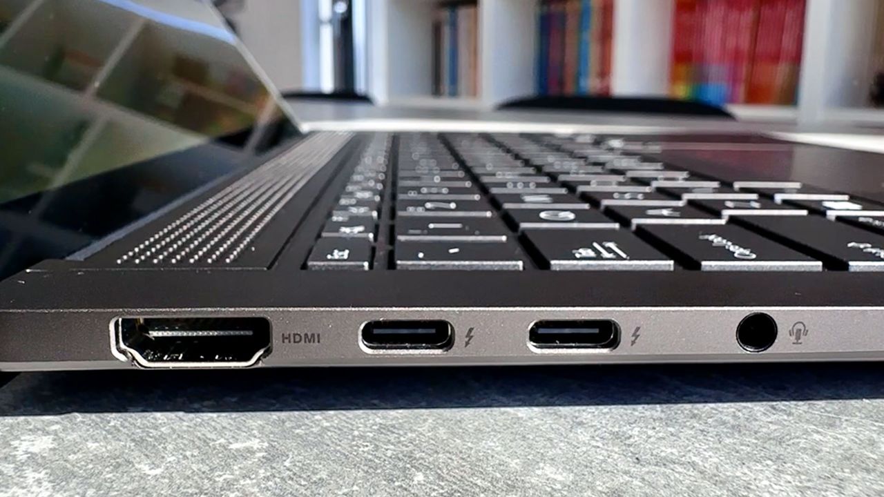 ASUS Zenbook S 14 UX5406S - złacza po lewej