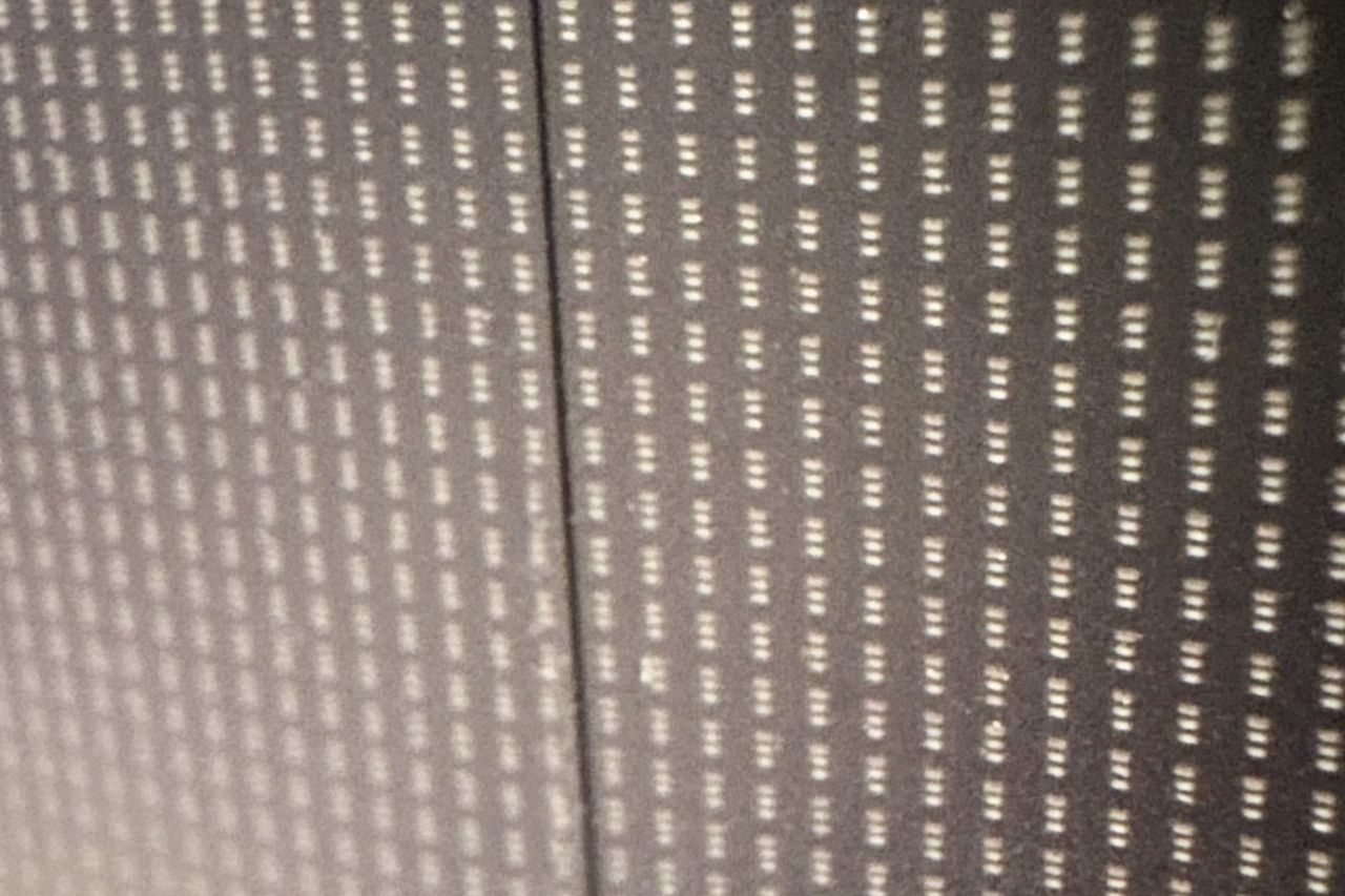 Hisense 136MX Micro LED - przesunięcia paneli