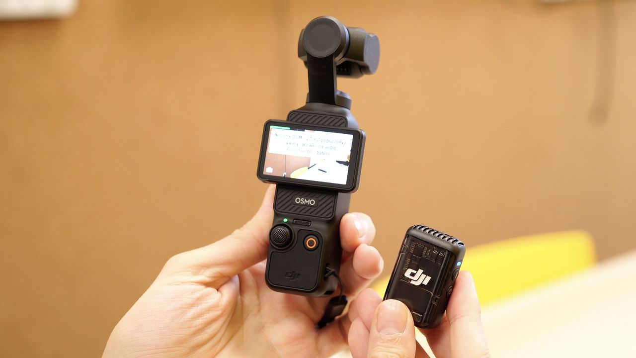 Dji Osmo Pocket 3 - z podłączonym nadajnikiem Dji Mic 2