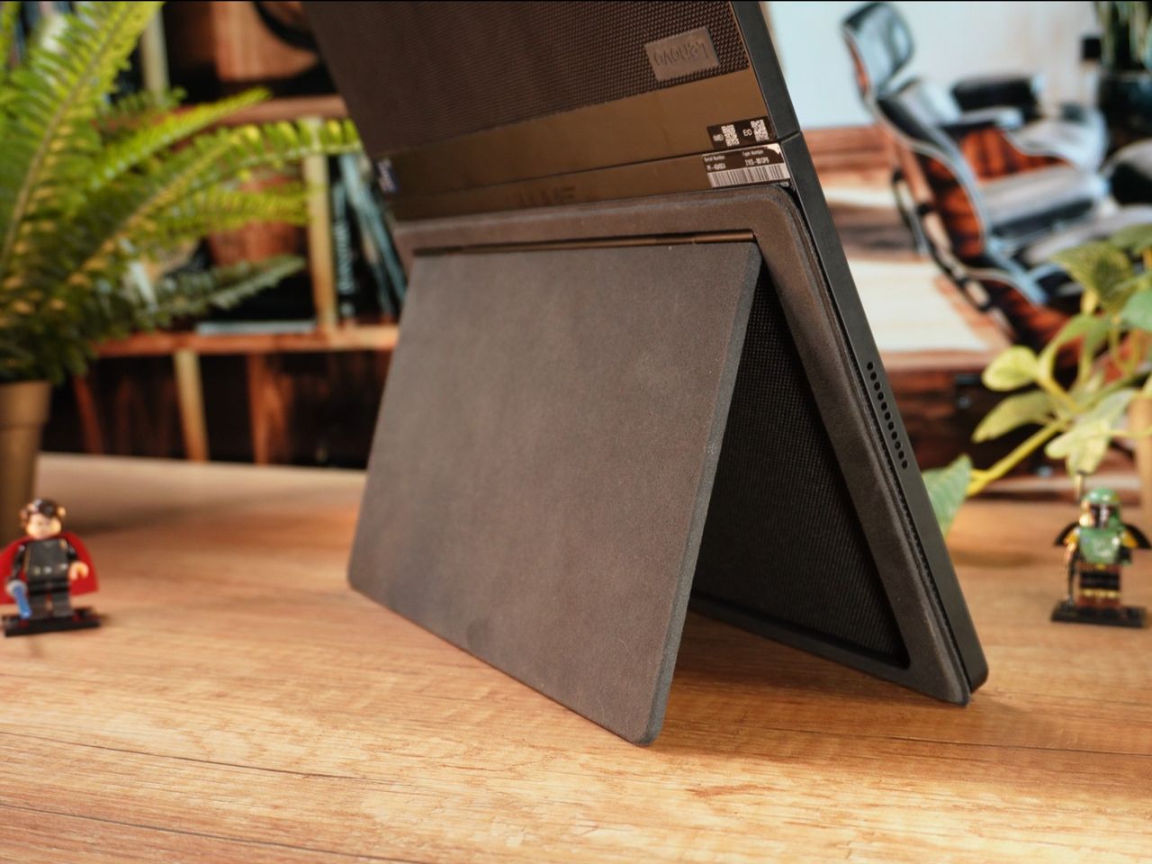 Lenovo ThinPad X1 Fold 16 z założoną podstawką