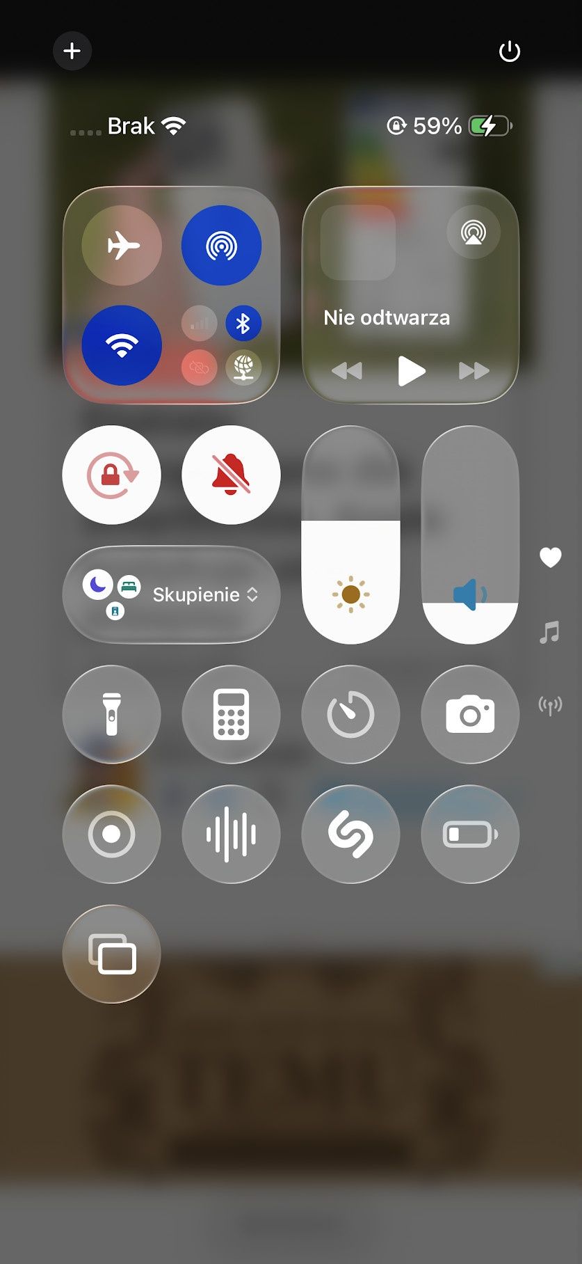 iOS 26 Beta 2 (po lewej) i Beta 1 (po prawej)
