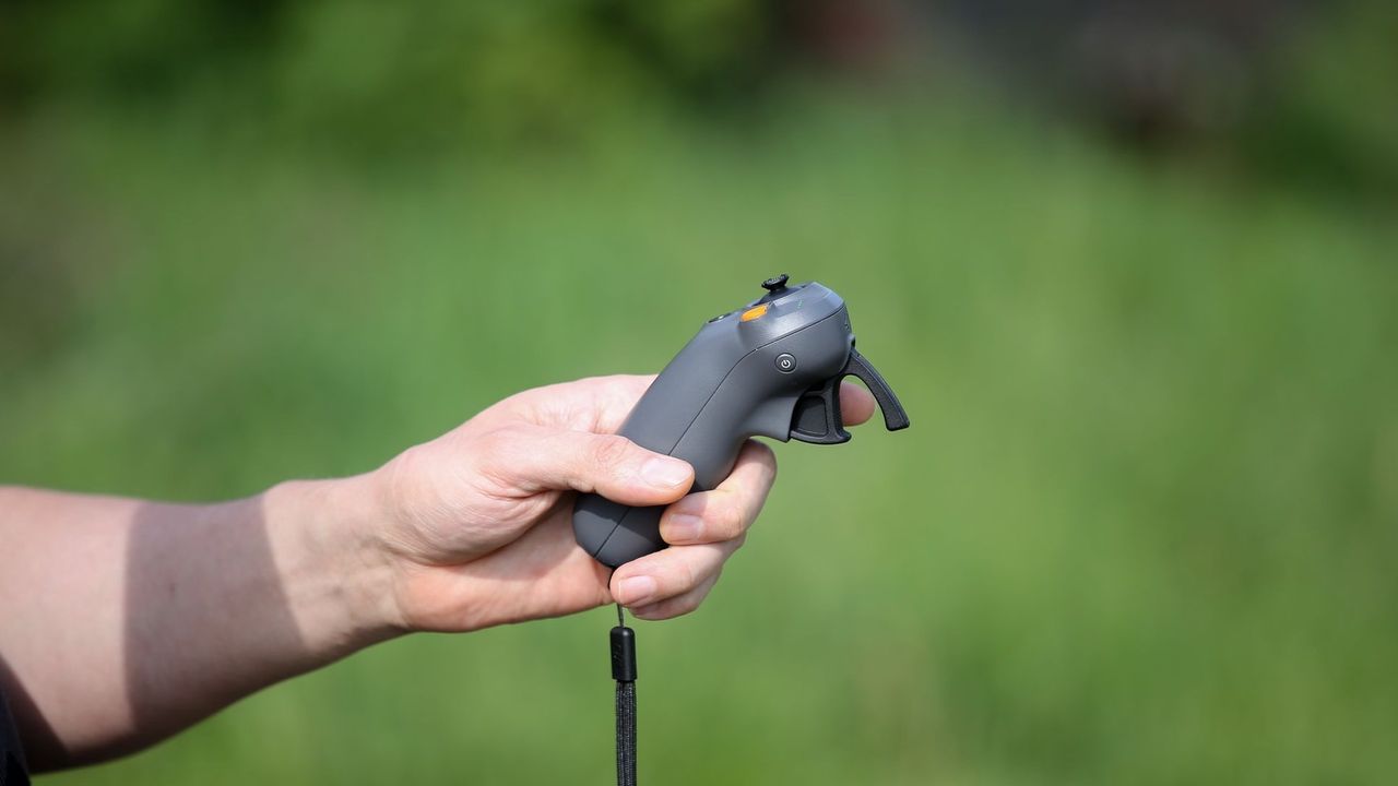 Dji Avata 2 - Dji RC Motion 3 widok z prawej strony