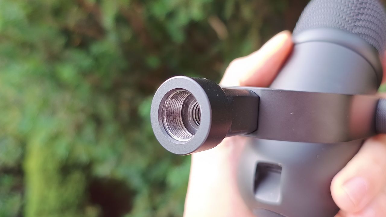 Razer Seiren V2 Pro - gwint na uchwycie