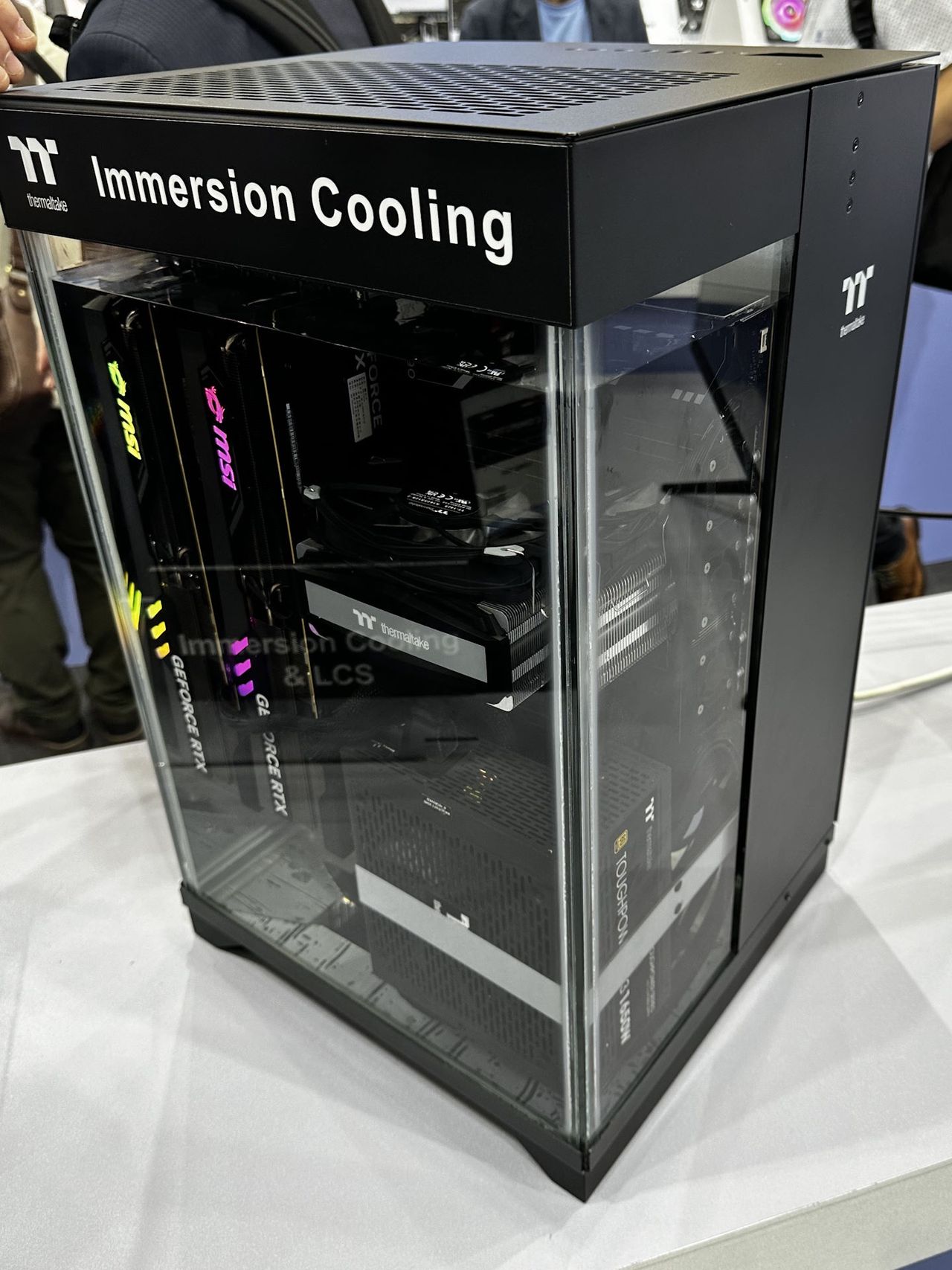 Computex 2024 - Thermaltake - obudowa zalana cieczą od przodu