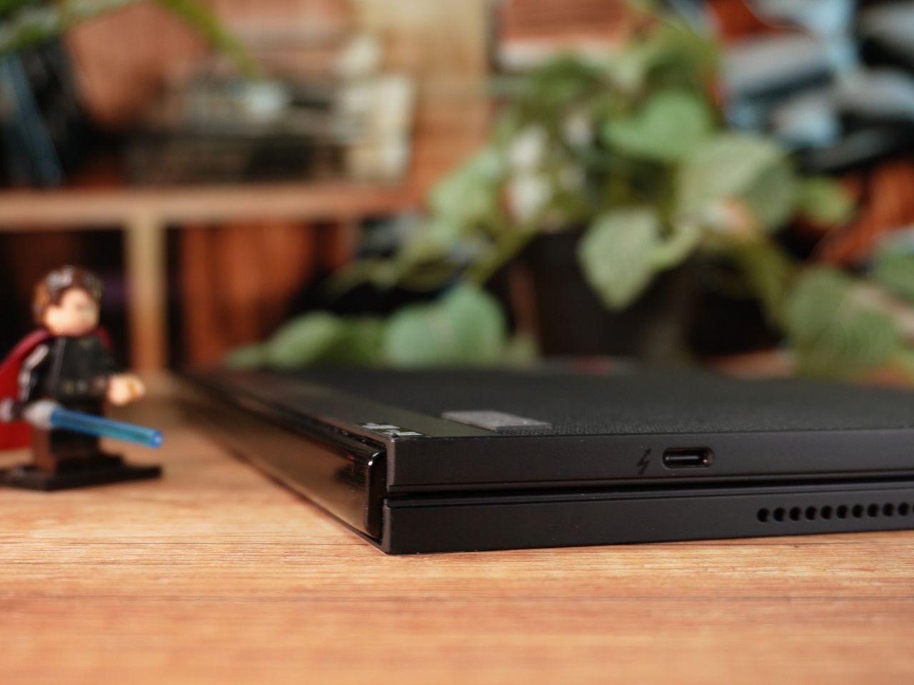 Lenovo ThinPad X1 Fold 16 zamyka się bez żadnej przerwy między połówkami