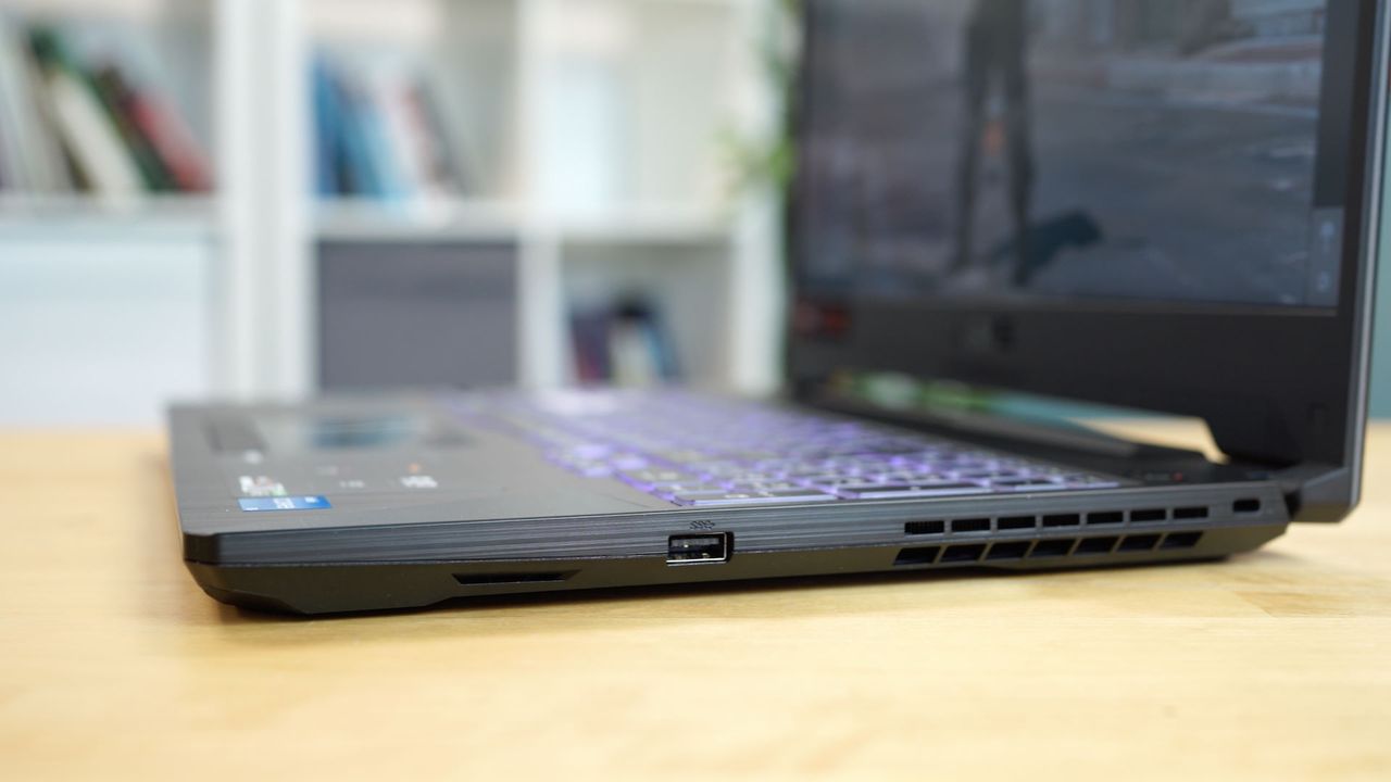 ASUS TUF Gaming F15 FX506HC - złacza po prawej