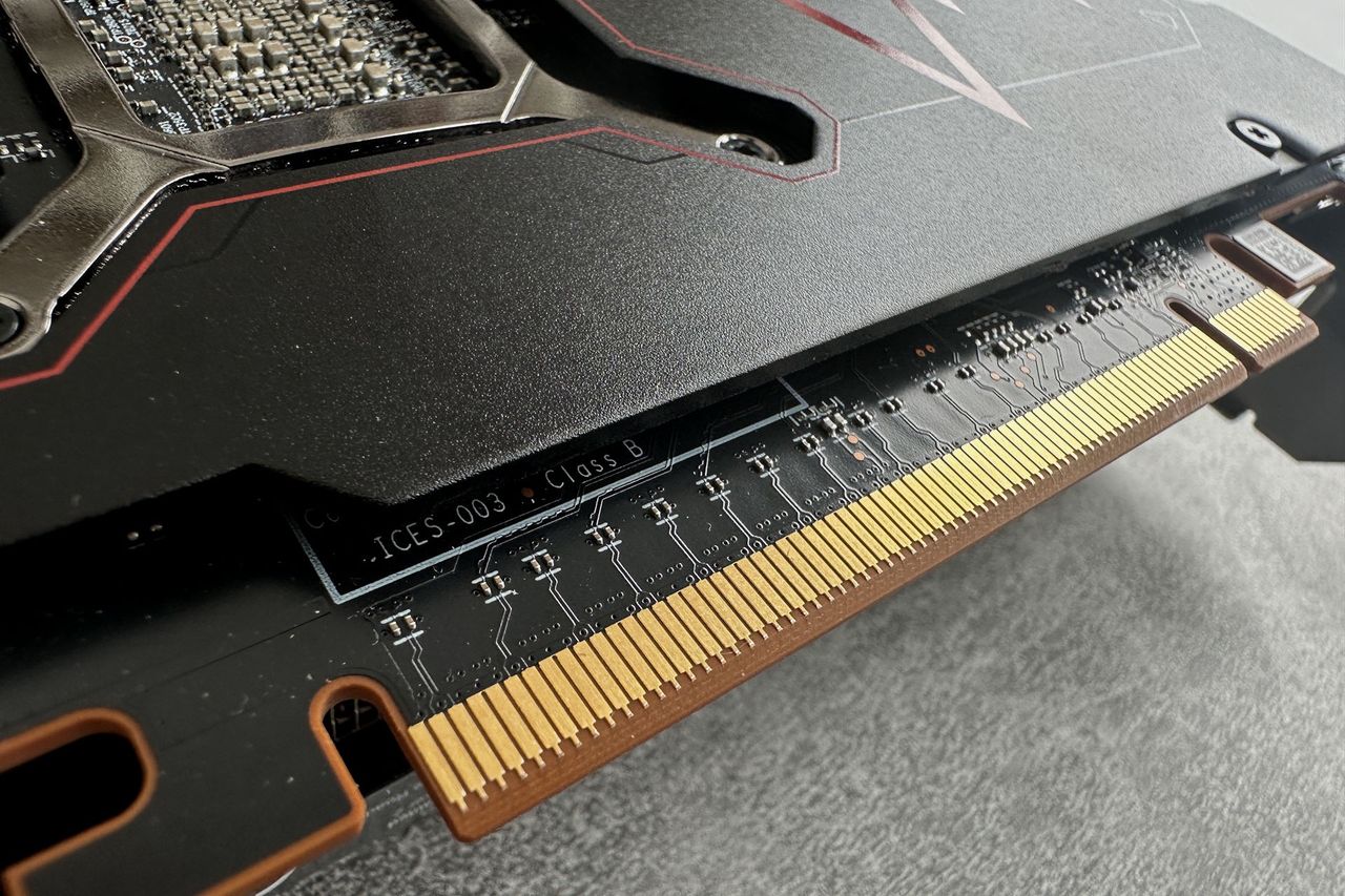 Sapphire Radeon RX 7700 XT Pulse - złacze PCI-e