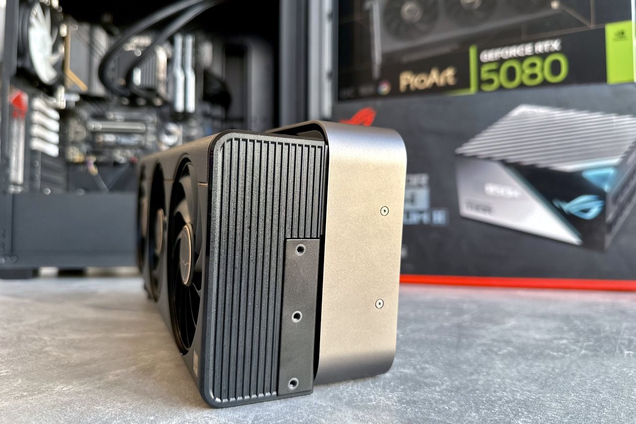 ASUS GeForce RTX 5080 ProArt OC Edition vs Founders Edition - z tyłu