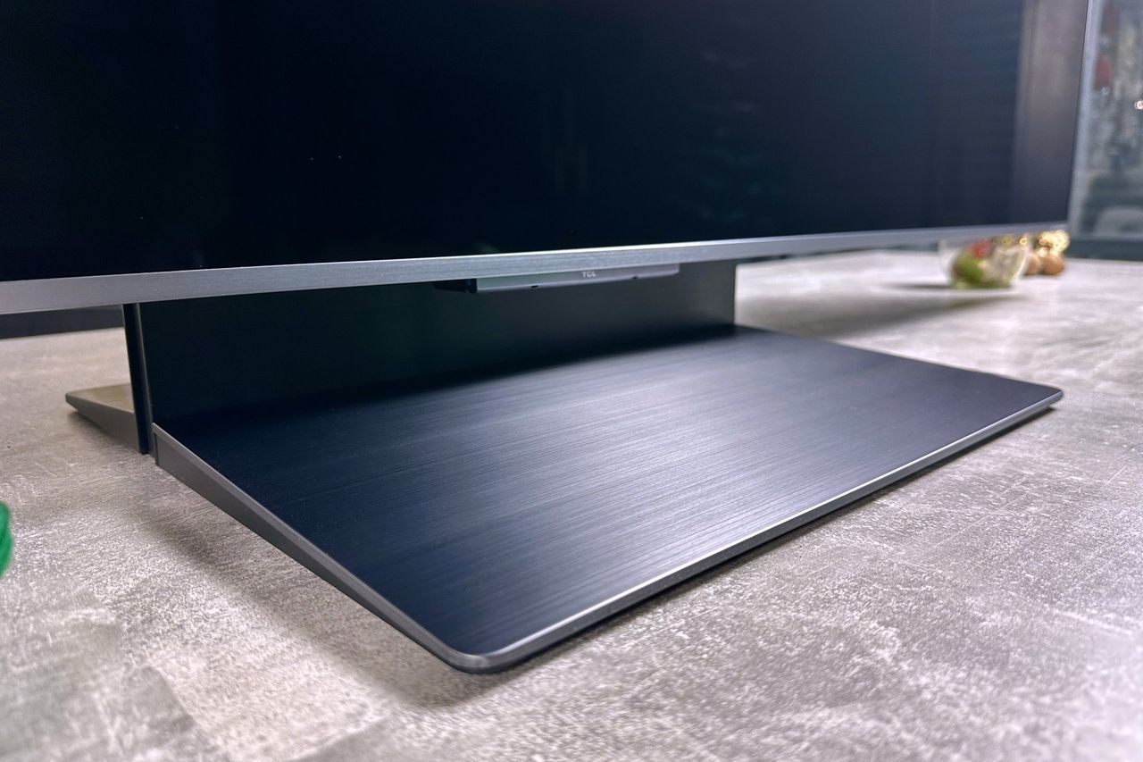 TCL 65C8K - podstawa zamontowana