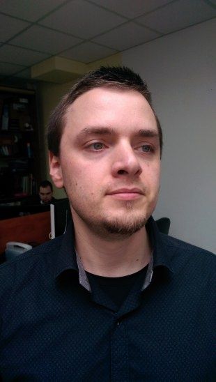 Od lewej zdjęcie bez rozmytego tła i z rozmytym tłem