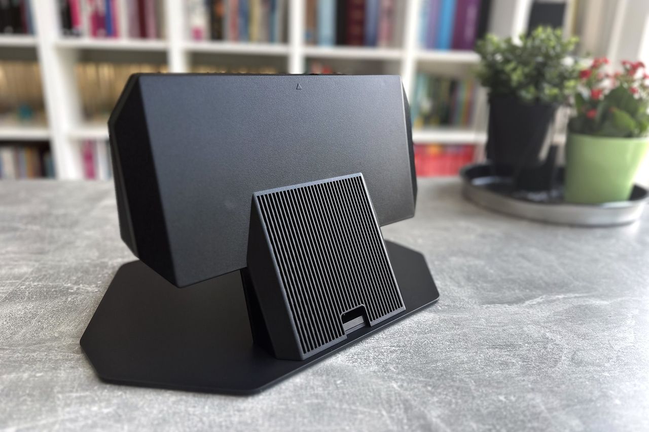 Hisense MiniLED U8Q - podstawka z przodu