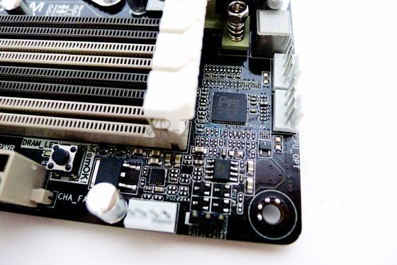 dolne banki pamięci i przycisk MemOK! w płycie gł&oacute;wnej ASUS Sabertooth X79