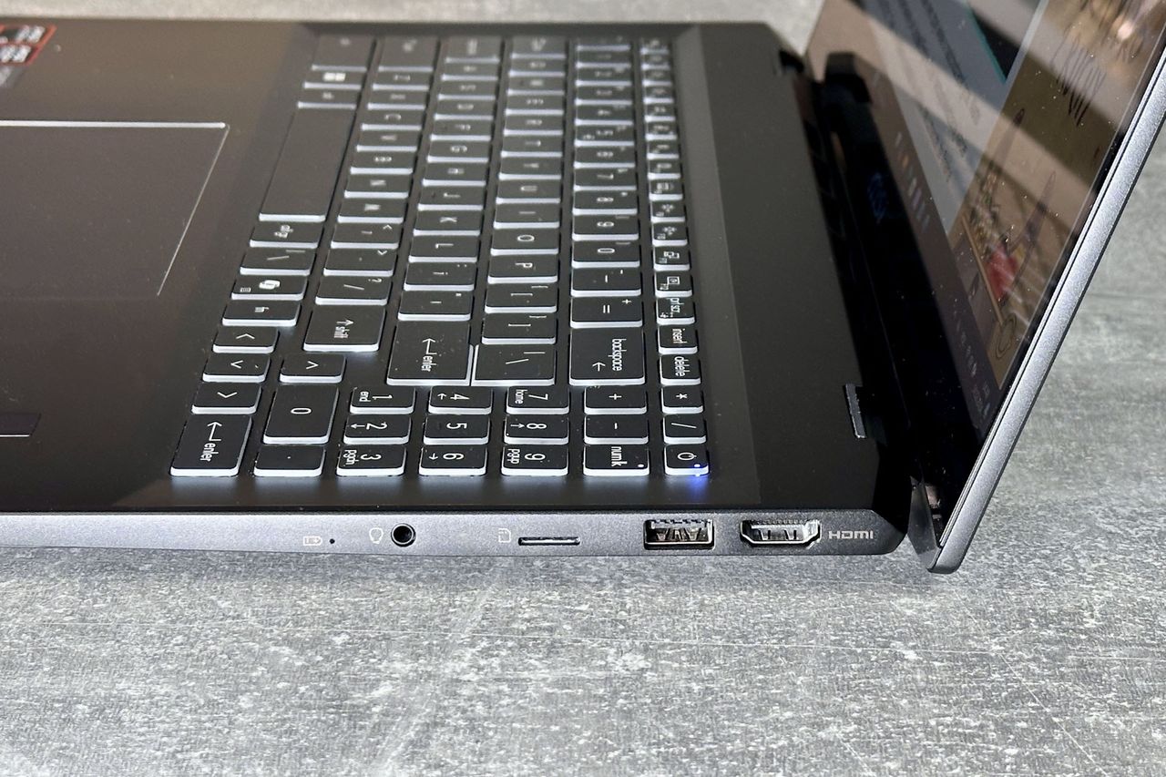 MSI Summit A16 AI+ - złącza z prawej