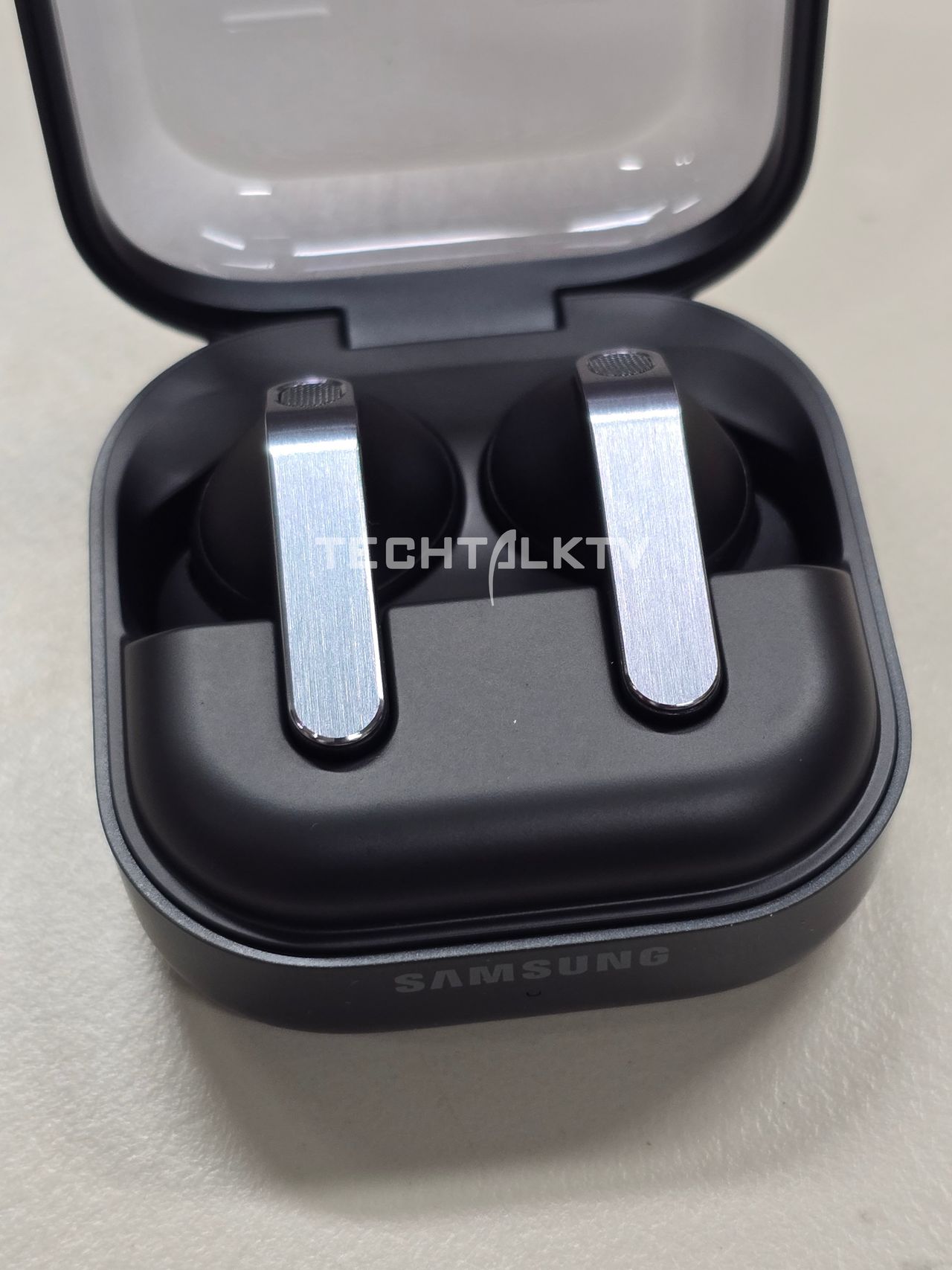 Galaxy Buds 4 (białe) i Galaxy Buds 4 Pro (czarne) (fot. @Mr_TechTalkTV / X)