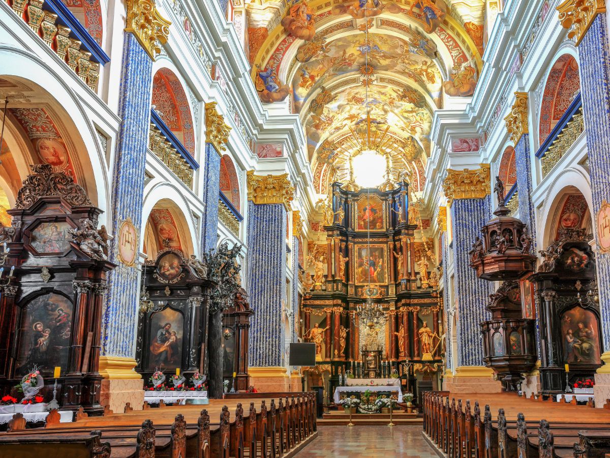 Wnętrze Bazyliki Nawiedzenia Najświętszej Maryi Panny