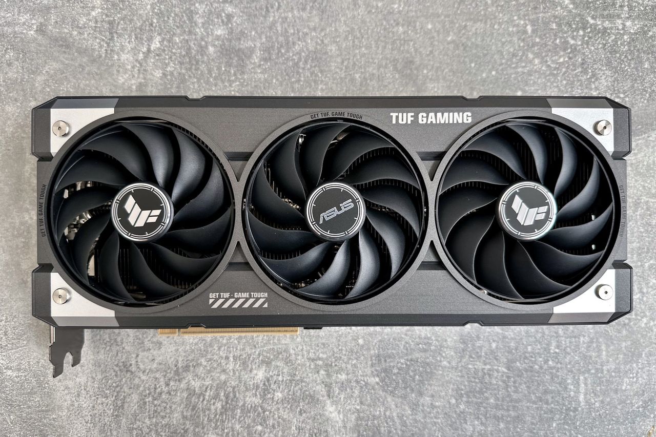ASUS GeForce RTX 5060 Ti TUF Gaming OC - lewy bok