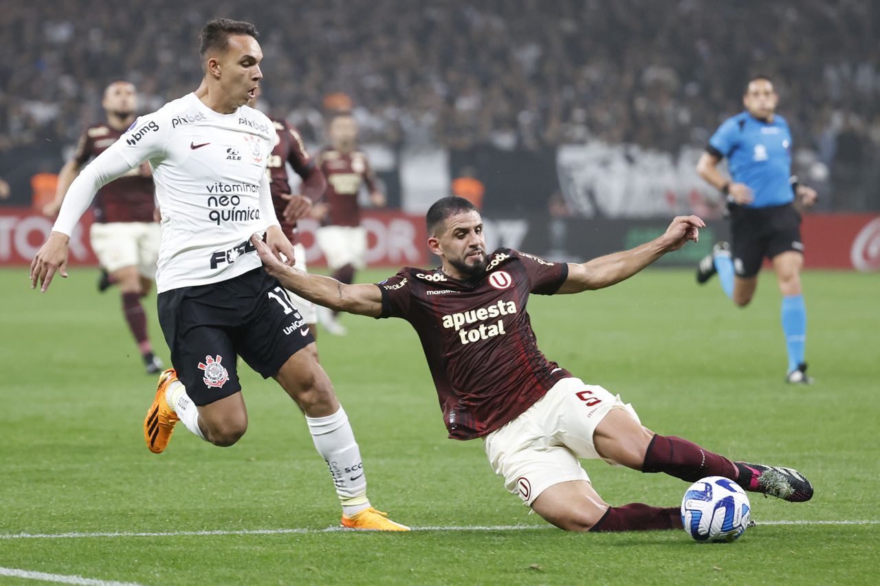 Giovane (L) of Corinthians in action against Matias Di Benedetto (R) of Universitario during the Copa Sudamericana soccer match between Corinthians and Universitario at Arena Corinthians Stadium in Sao Paulo, Brazil, 11 July 2023. EPA/Sebastiao Moreira Dostawca: PAP/EPA.