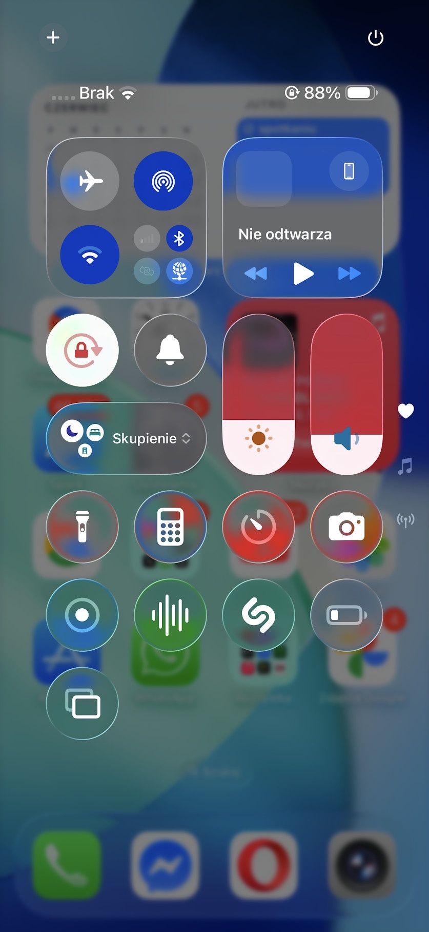 iOS 26 (po lewej) i iOS 18 (po prawej)