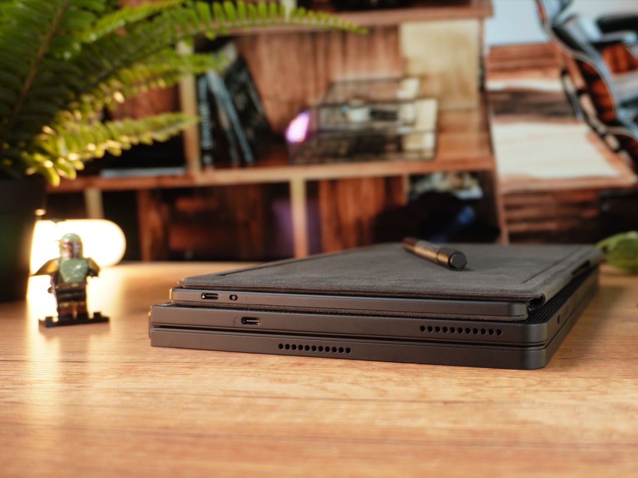 Wraz z podstawką i klawiaturą Lenovo ThinPad X1 Fold 16 robi się trochę ciężki